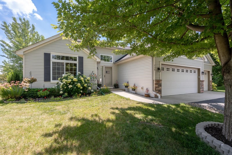 734 7th St N, Montrose, MN 55363