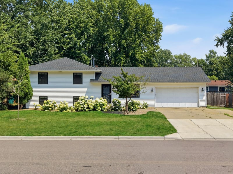 301 Walnut Ln, Apple Valley, MN 55124