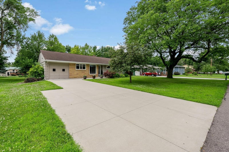 47 Skyline Dr, Mankato, MN 56001