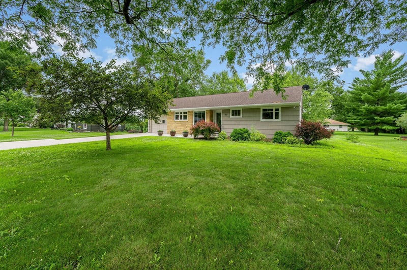 47 Skyline Dr, Mankato, MN 56001