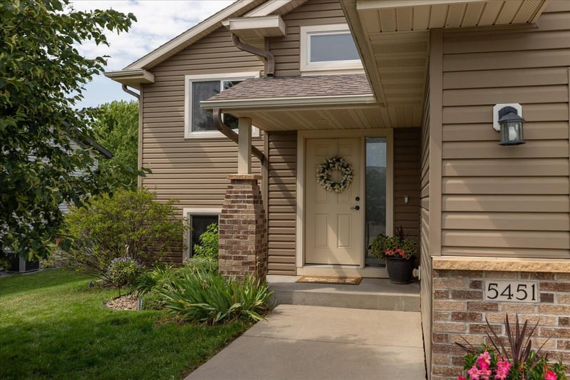 5451 Castleview Dr NW, Rochester, MN 55901