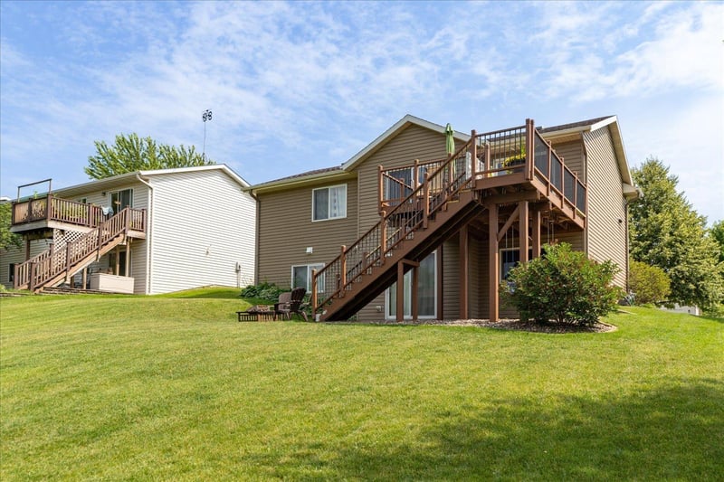 5451 Castleview Dr NW, Rochester, MN 55901