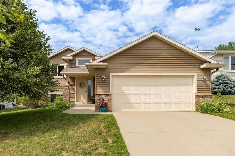 5451 Castleview Dr NW, Rochester, MN 55901