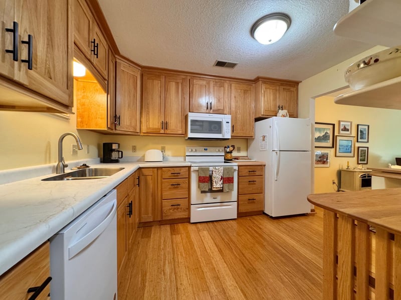 606 Pondhurst Dr, Amery, WI 54001