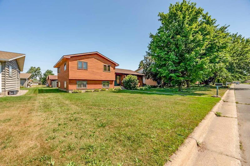 1221 21st St S, Virginia, MN 55792