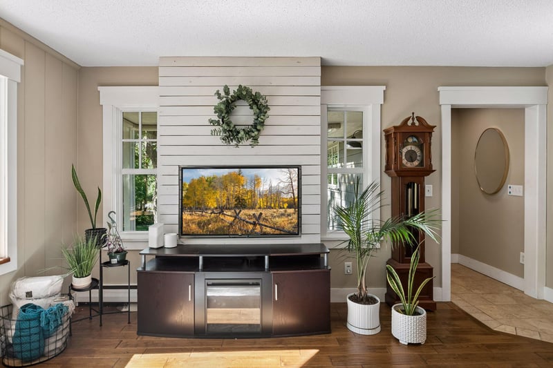 1165 Josephine Rd, Roseville, MN 55113