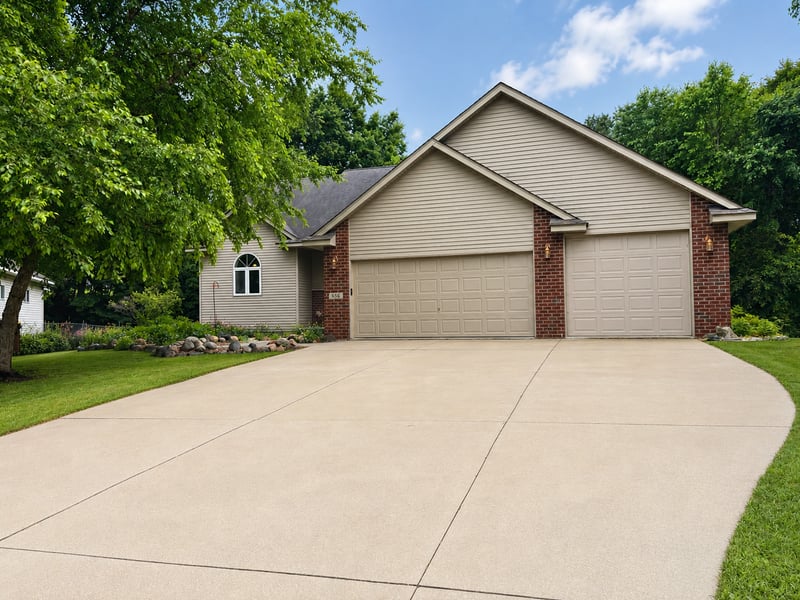 856 Bridle Creek Ln, Jordan, MN 55352