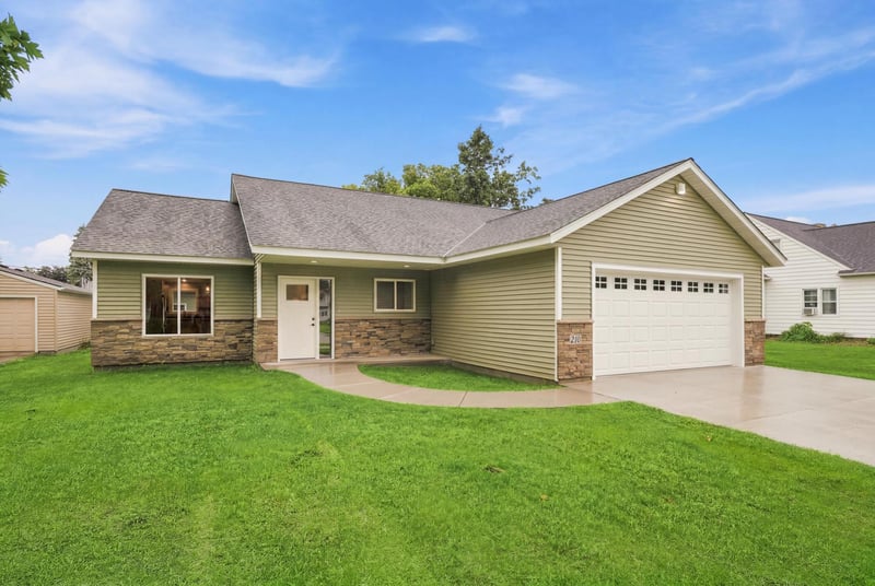 210 S Chestnut St, Belle Plaine, MN 56011