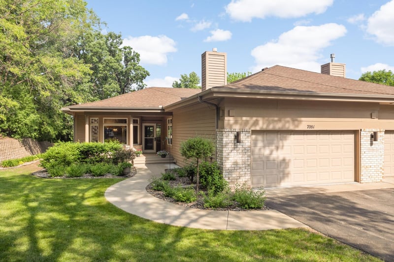 7081 Crowne Oak Rd, Eden Prairie, MN 55344