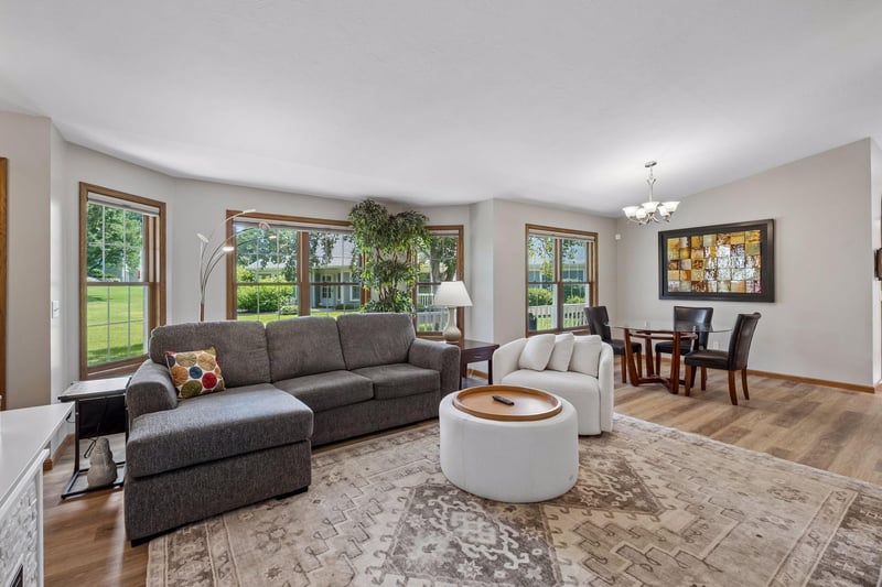 1729 Donegal Dr, Woodbury, MN 55125