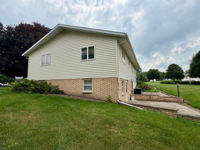 1111 Elm Cv, Luverne, MN 56156