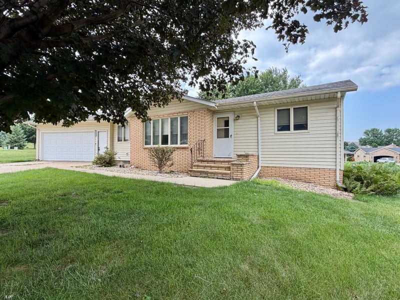 1111 Elm Cv, Luverne, MN 56156