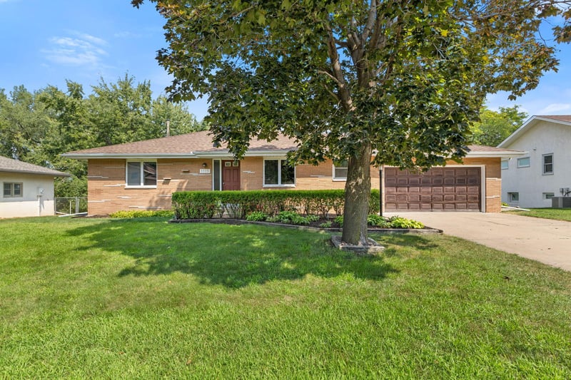 1115 Pike Lake Dr, New Brighton, MN 55112