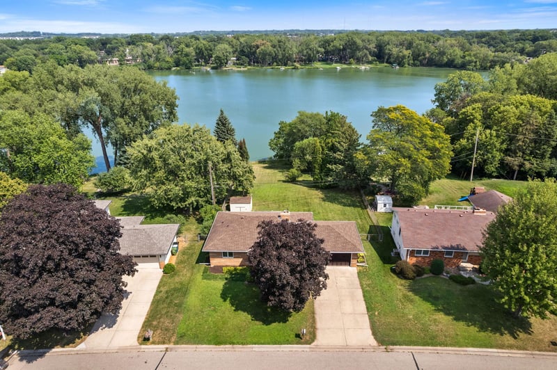 1115 Pike Lake Dr, New Brighton, MN 55112
