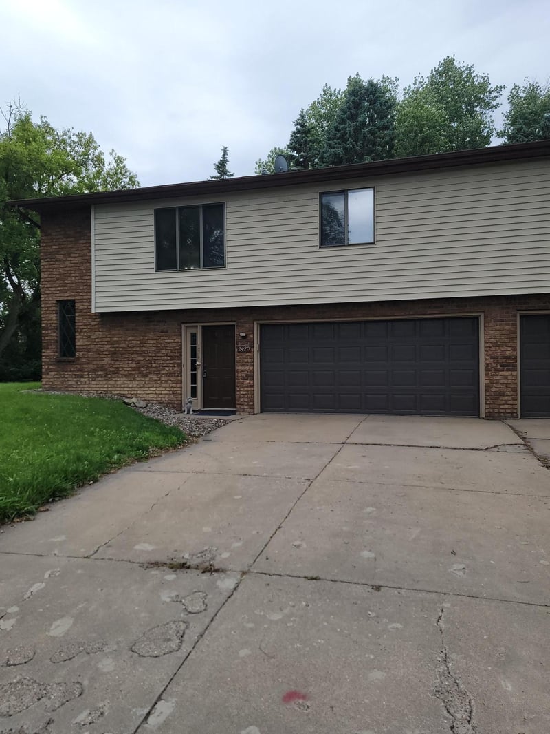 2420-2422 Brenner Ct, Roseville, MN 55113