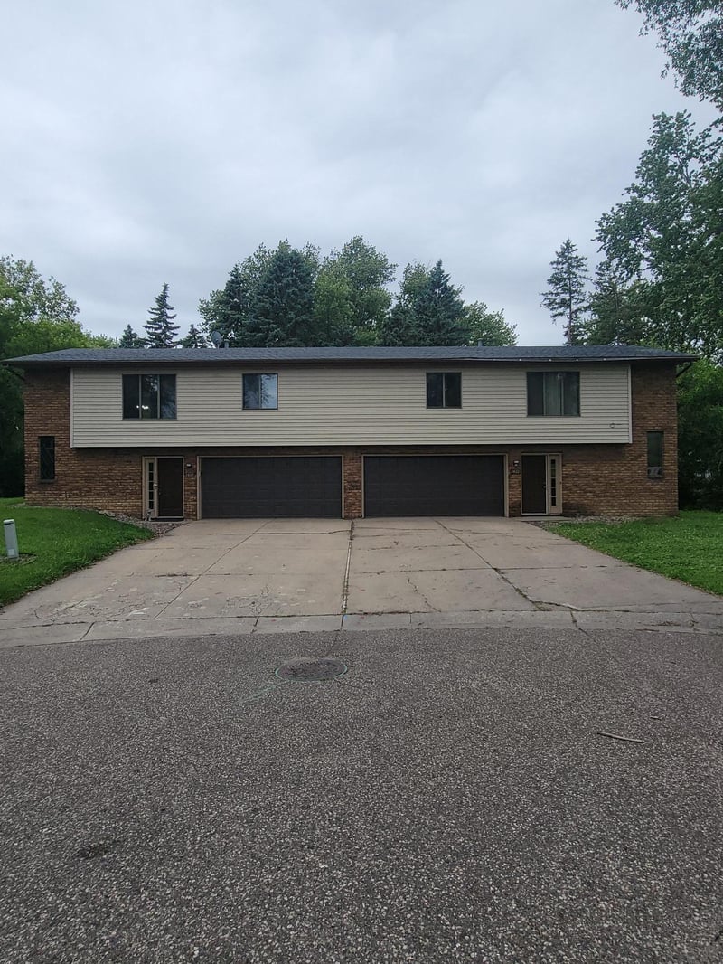 2420-2422 Brenner Ct, Roseville, MN 55113