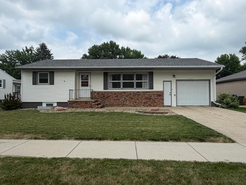 209 E Barck Ave, Luverne, MN 56156