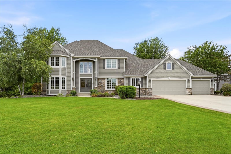9743 Wellington Ln, Woodbury, MN 55125