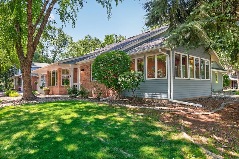 1130 Rose Pl, Roseville, MN 55113