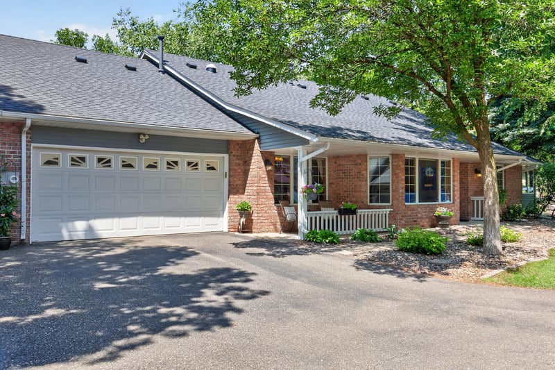 1130 Rose Pl, Roseville, MN 55113