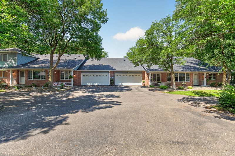 1130 Rose Pl, Roseville, MN 55113
