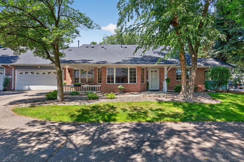 1130 Rose Pl, Roseville, MN 55113