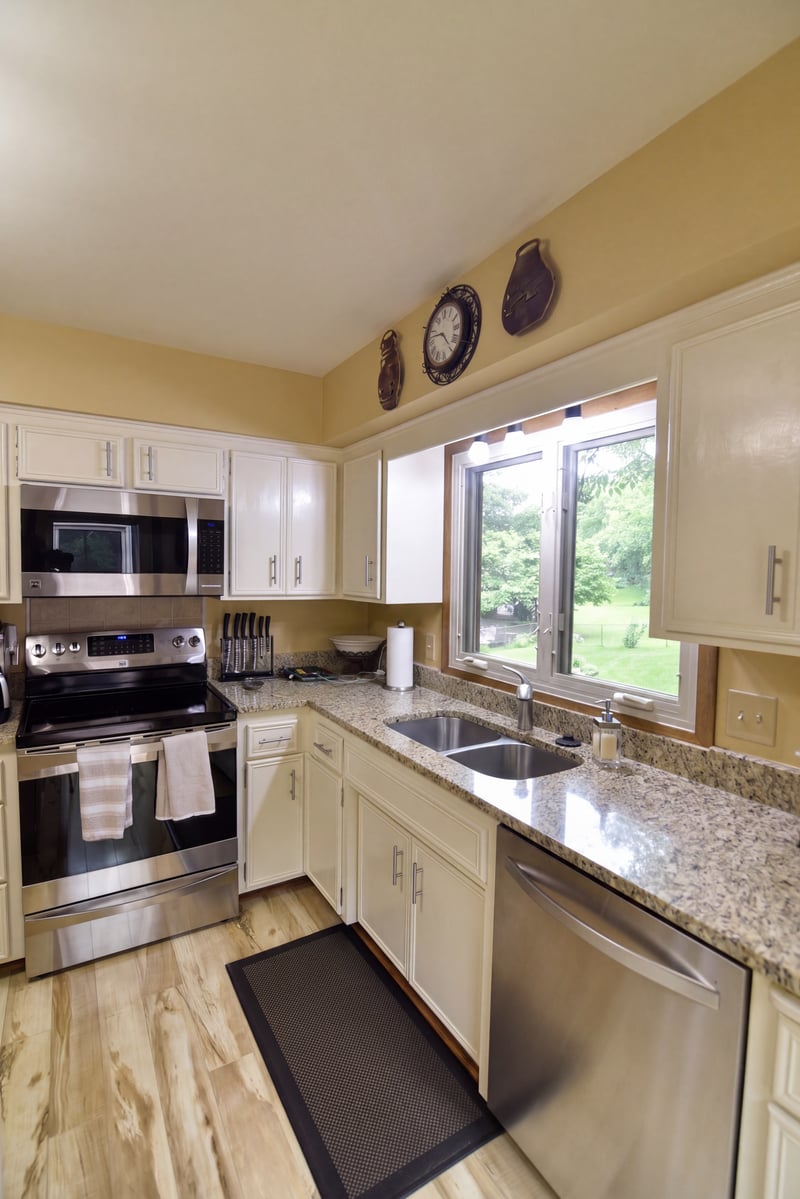 19135 Maple Leaf Dr, Eden Prairie, MN 55346