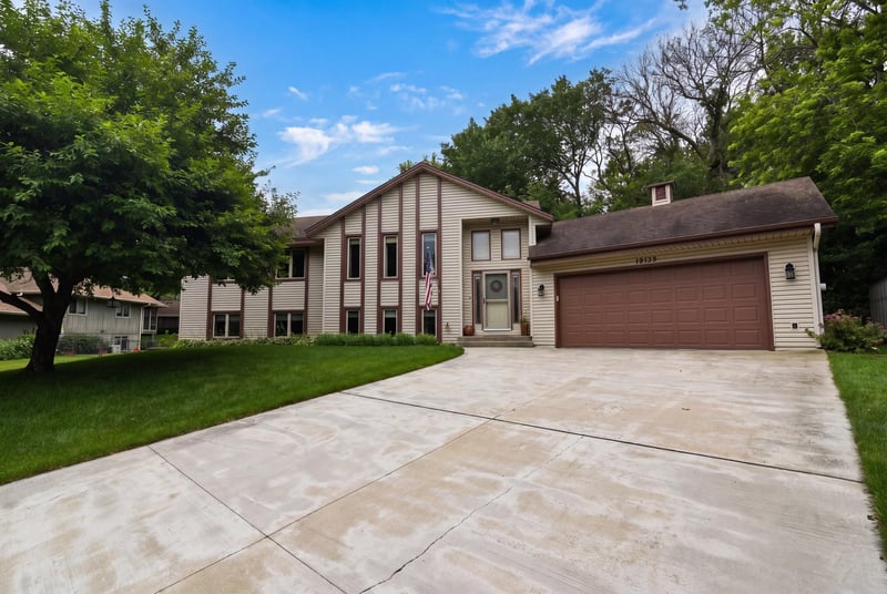 19135 Maple Leaf Dr, Eden Prairie, MN 55346