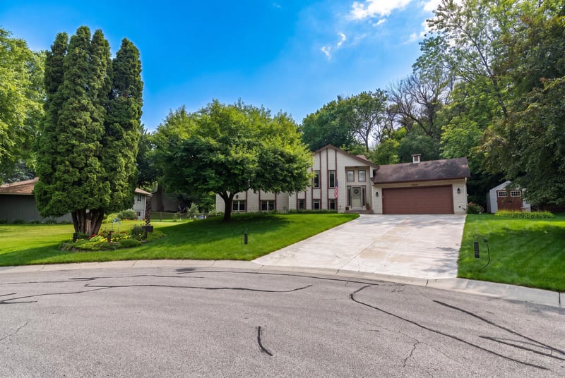 19135 Maple Leaf Dr, Eden Prairie, MN 55346