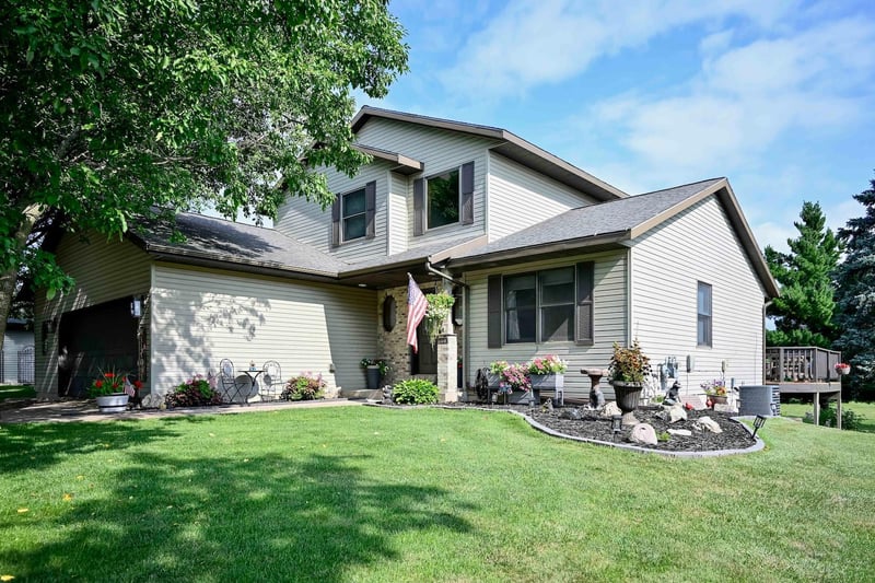 100 Benson Dr, Lewiston, MN 55952