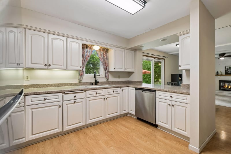 7840 W 100th St, Bloomington, MN 55438