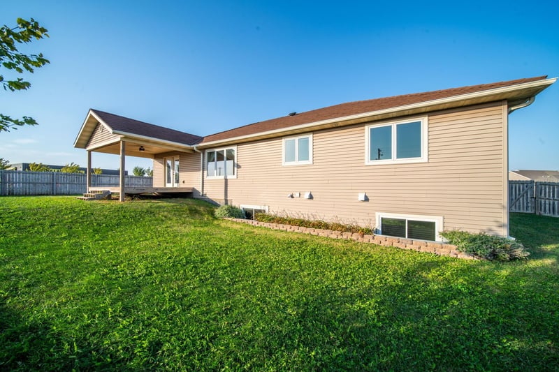 580 Canyon Ln NW, Eyota, MN 55934