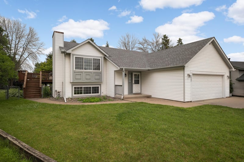 2432 Henslow Ct N, Oakdale, MN 55128