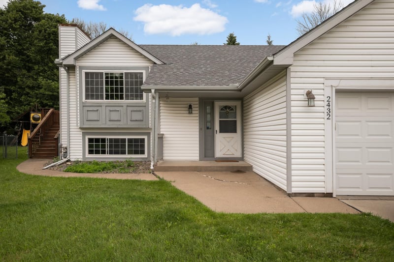 2432 Henslow Ct N, Oakdale, MN 55128