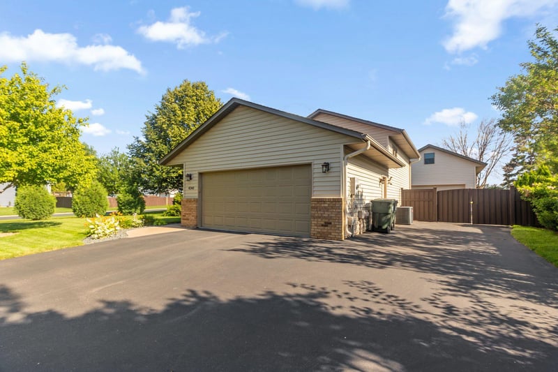 4240 159th Ct W, Rosemount, MN 55068