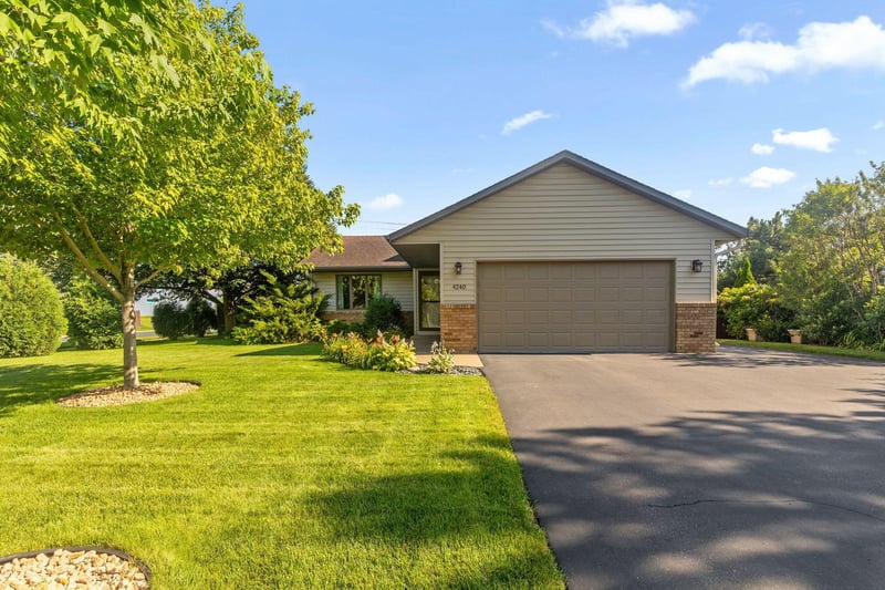 4240 159th Ct W, Rosemount, MN 55068