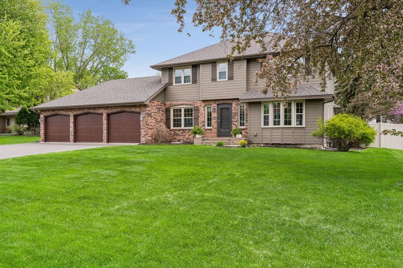 900 Nina Ct, Mendota Heights, MN 55118
