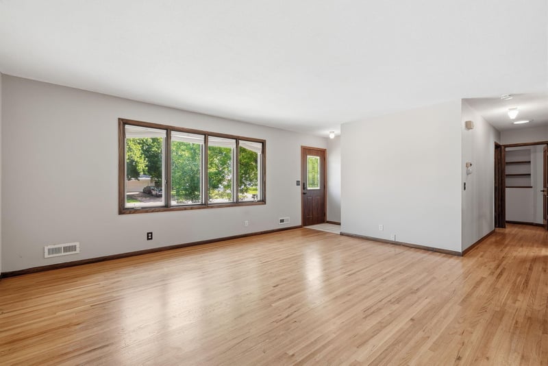 916 Whitney Dr, Apple Valley, MN 55124