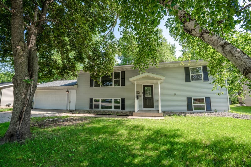 708 Olena Ave SE, Willmar, MN 56201
