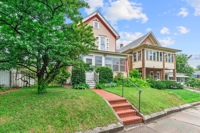 689 Oakdale Ave, Saint Paul, MN 55107
