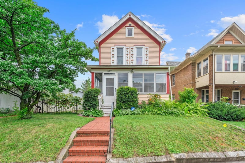 689 Oakdale Ave, Saint Paul, MN 55107
