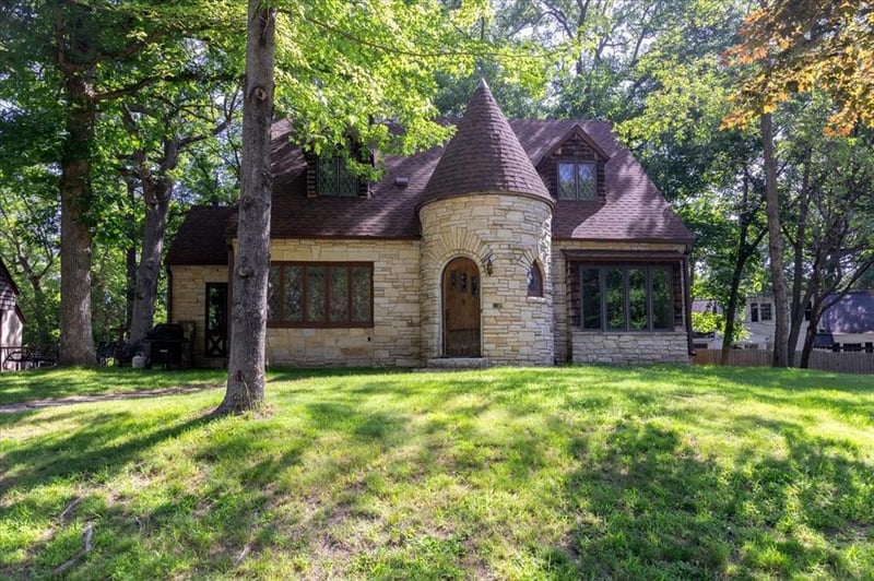 910 Oakwood Blvd, Menomonie, WI 54751