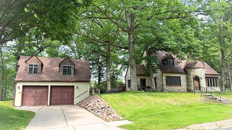 910 Oakwood Blvd, Menomonie, WI 54751