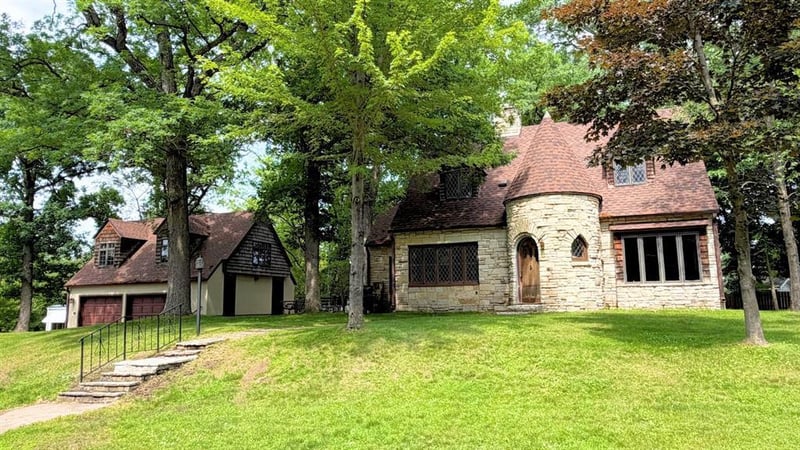 910 Oakwood Blvd, Menomonie, WI 54751