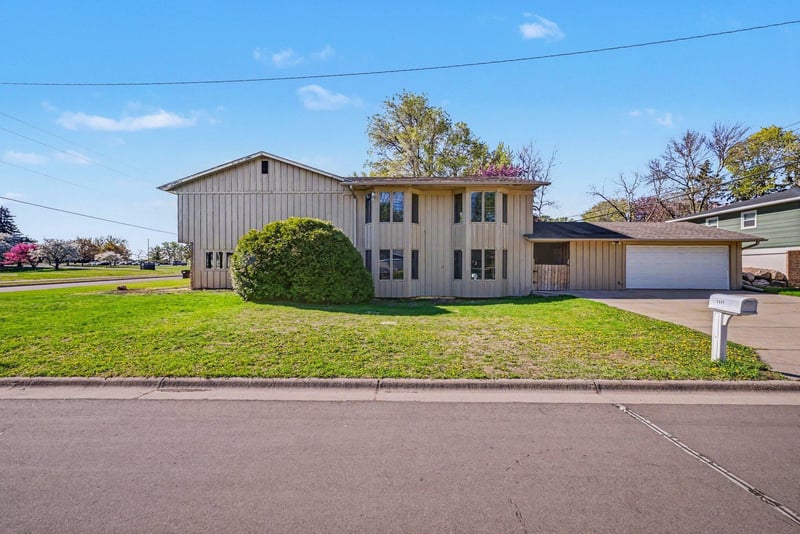 2000 Westview Dr, Hastings, MN 55033