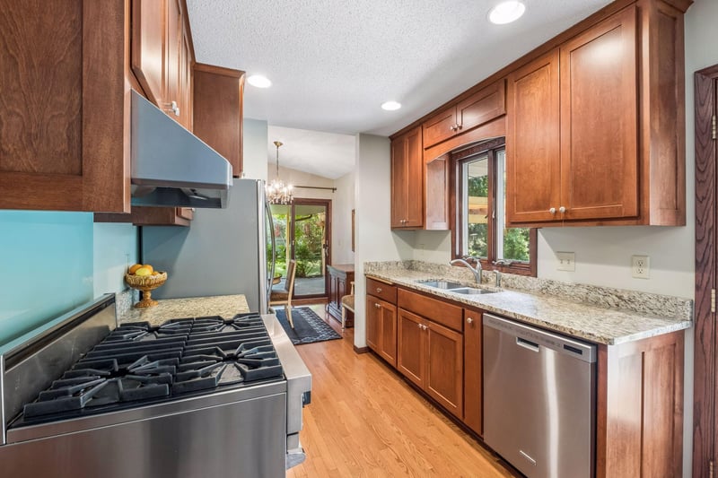 1605 W 132nd St, Burnsville, MN 55337