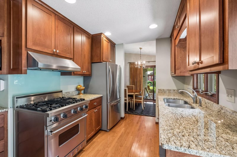 1605 W 132nd St, Burnsville, MN 55337