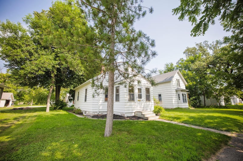 402 W 8th St, Morris, MN 56267