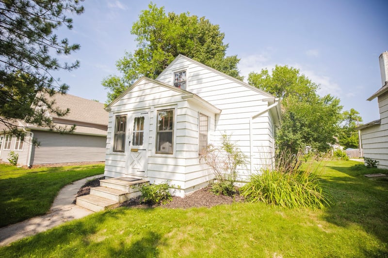 402 W 8th St, Morris, MN 56267