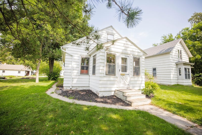 402 W 8th St, Morris, MN 56267